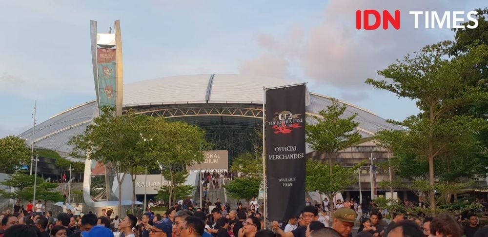 Suasana luar National Stadium, Singapura sebelum konser U2 dimulai, pada 30 November 2019. IDN Times/Uni Lubis