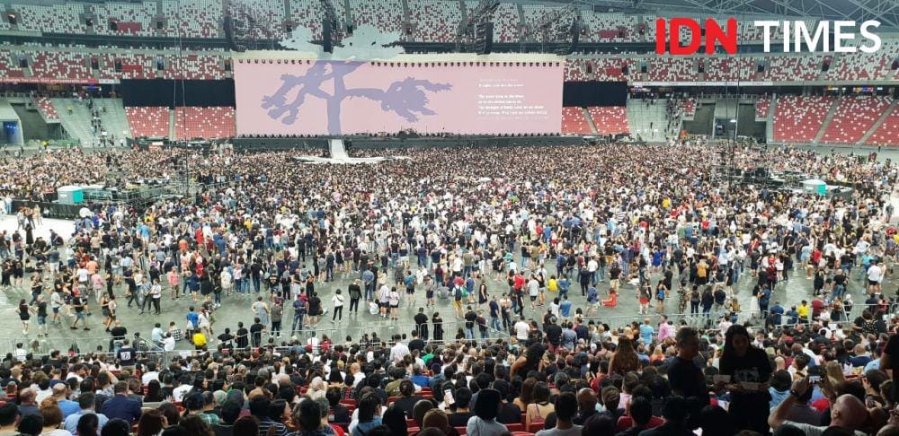 Suasana dalam National Stadium, Singapura sebelum konser U2 dimulai, pada 30 November 2019. IDN Times/Uni Lubis