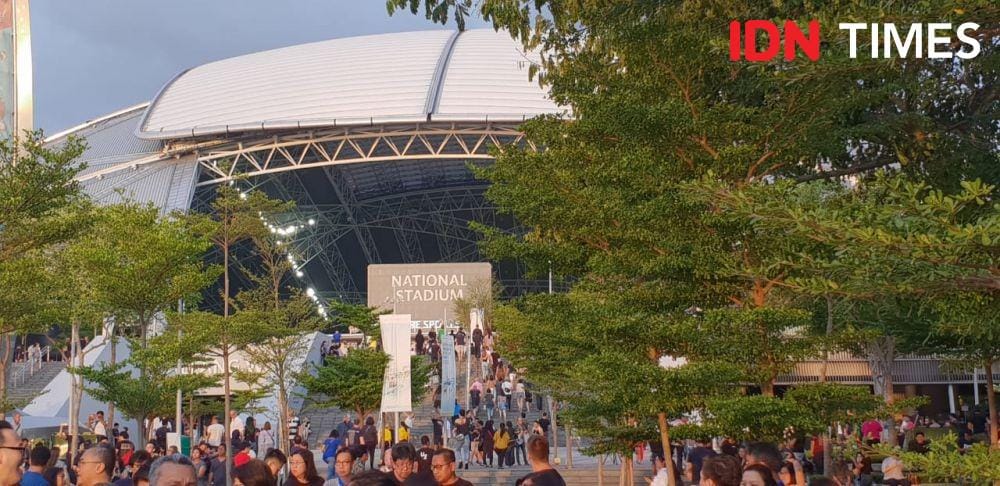 Suasana luar National Stadium, Singapura sebelum konser U2 dimulai, pada 30 November 2019. IDN Times/Uni Lubis