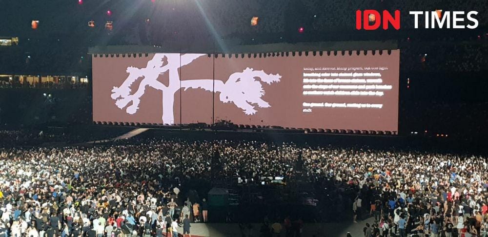 Suasana dalam National Stadium, Singapura ketika konser U2 dimulai, pada 30 November 2019. IDN Times/Uni Lubis