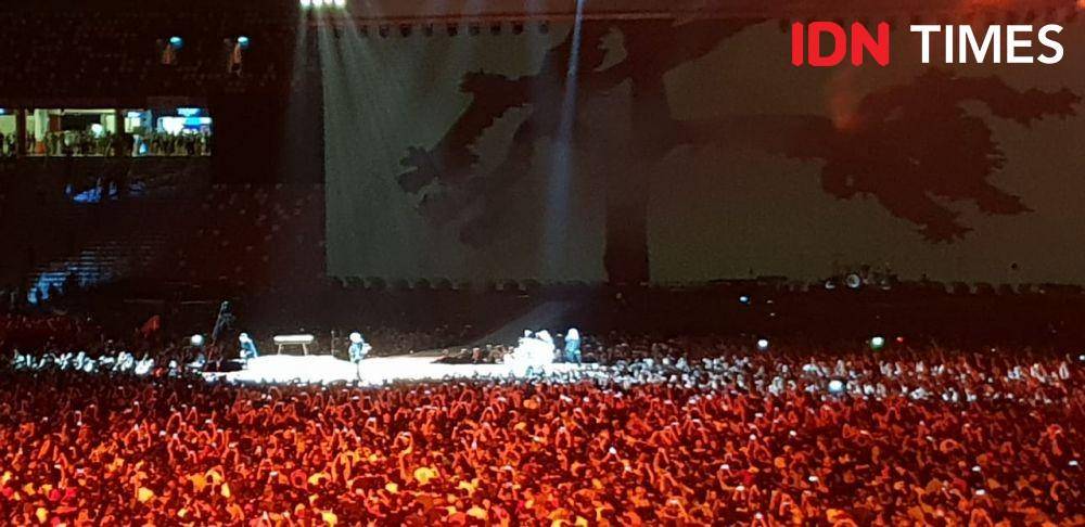 Suasana dalam National Stadium, Singapura ketika konser U2 dimulai, pada 30 November 2019. IDN Times/Uni Lubis