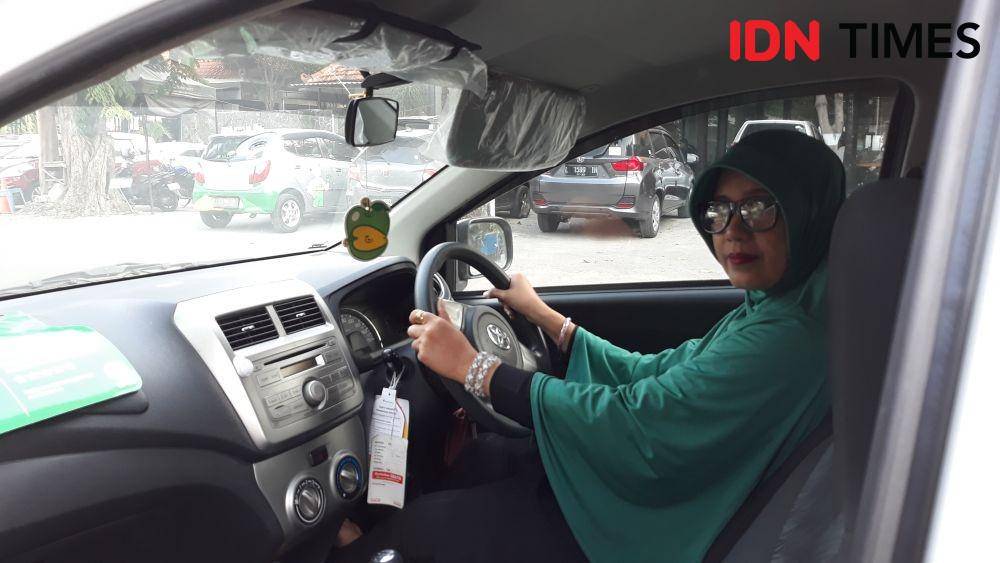 Ibu Elfira, Driver Grabcar Saat Diwawancara untuk Campaign #AkuPerempuan di Surabaya. 25 November 2019. IDN Times/Fajar Laksmita