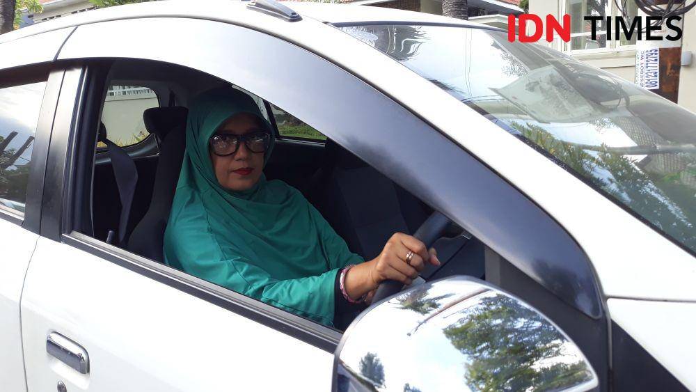 Ibu Elfira, Driver Grabcar Saat Diwawancara untuk Campaign #AkuPerempuan di Surabaya. 25 November 2019. IDN Times/Fajar Laksmita