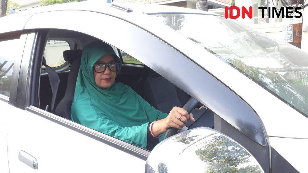 Ibu Elfira, Driver Grabcar Saat Diwawancara untuk Campaign #AkuPerempuan di Surabaya. 25 November 2019. IDN Times/Fajar Laksmita