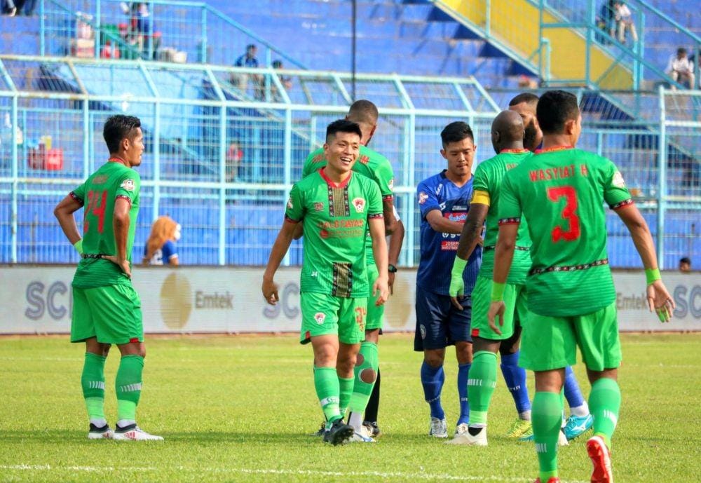 Pemain Kalteng Putra bersiap untuk tendangan bebas menghadapi Arema FC di Stadion Kanjuruhan, Minggu (1/12/2019). IDN Times/ Alfi Ramadana