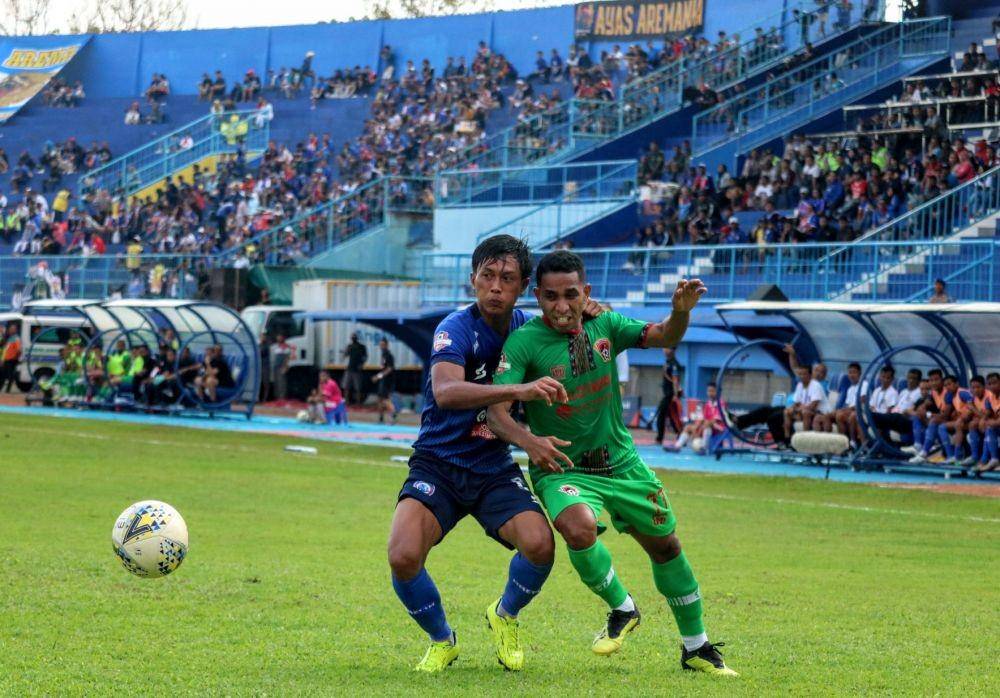 Johan Alfarizie berduel dengan pemain Kalteng Putra di Stadion Kanjuruhan, Minggu (1/12/2019). IDN Times/ Alfi Ramadana