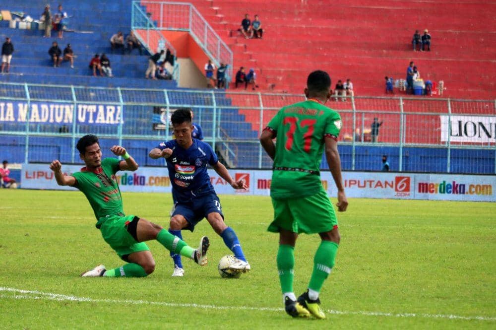 Pemain Kalteng Putra mencoba menutup pergerakan dari gelandang Arema FC, Takafumi Akahoshi. IDN Times/ Alfi Ramadana