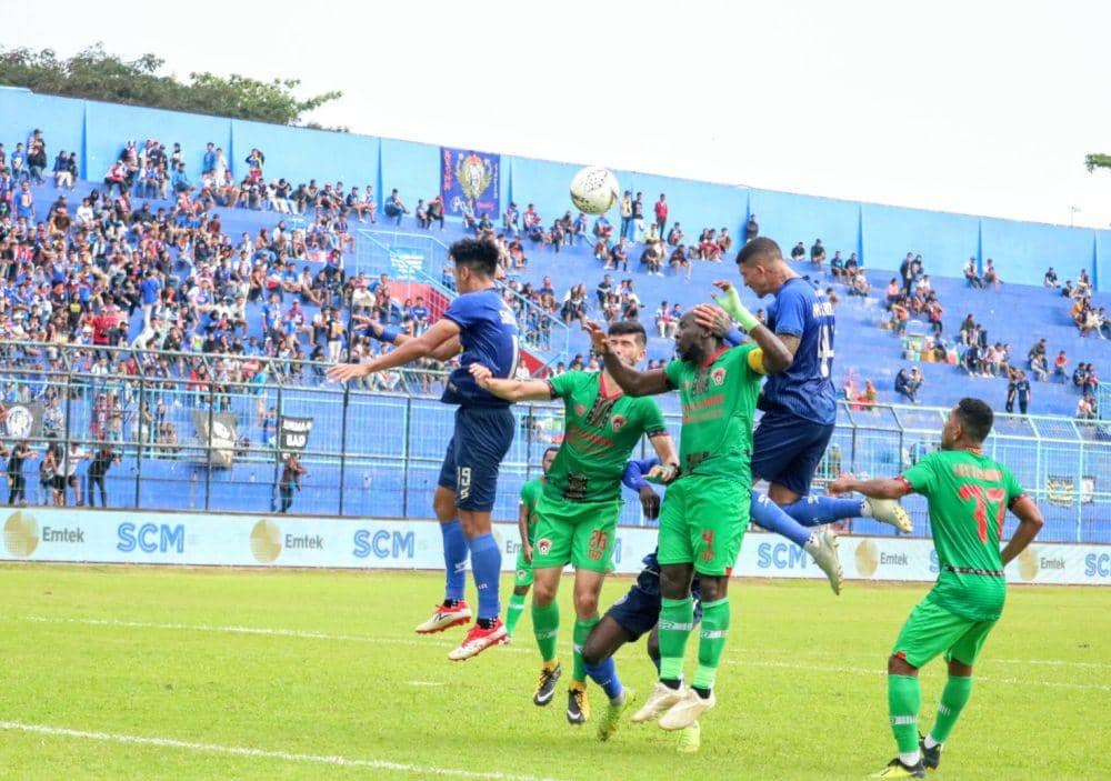 Pemain Kalteng Putra berdue dengan pemain Arema FC di Stadion Kanjuruhan. IDN Times/ Alfi Ramadana