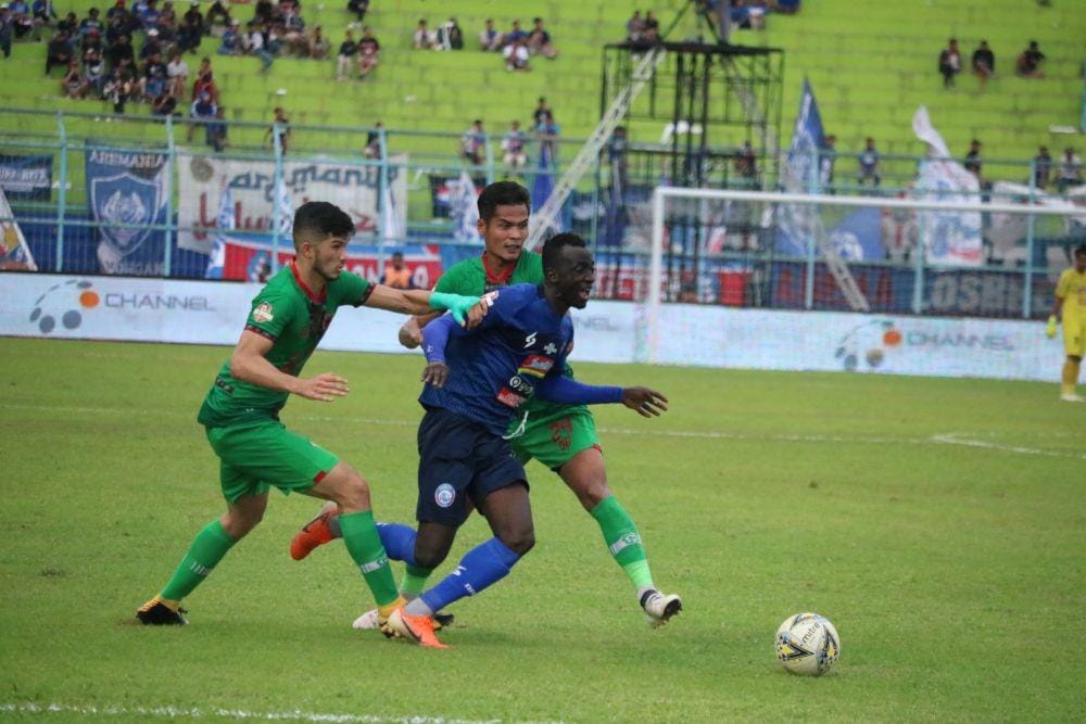 Makan Konate tak mampu melewati hadangan pemain Kalteng Putra, Minggu (1/12/2019). IDN Times/ Alfi Ramadana