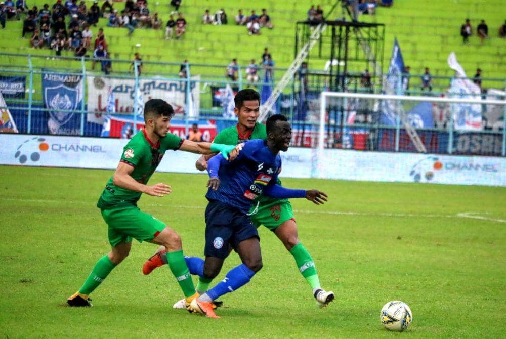 Makan Konate tak mampu berbuat banyak kala menghadapi Kalteng Putra. IDN Times/ Alfi Ramadana