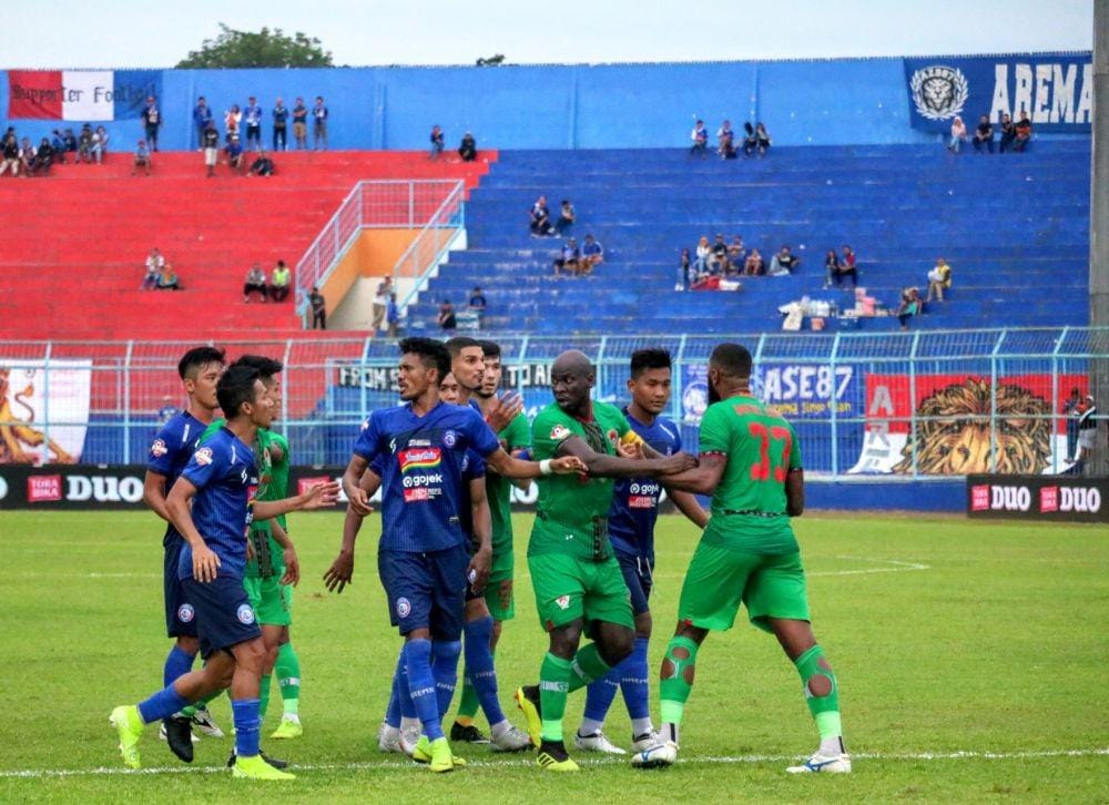 Pemain Kalteng Putra terlibat friksi dengan pemain Arema FC. IDN Times/ Alfi Ramadana