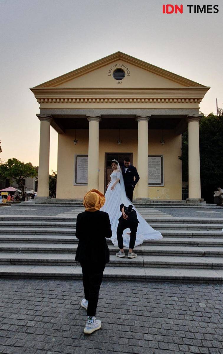 Pengantin melakukan foto pre-wedding (IDN Times/Mela Hapsari)