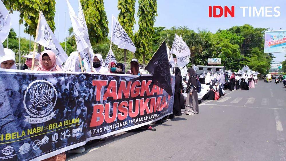 Aliansi Umat Islam Sulsel berunjuk rasa di depan Monumen Mandala, Kota Makassar, Sulsel, Senin (2/12). (IDN Times/Sahrul Ramadan)