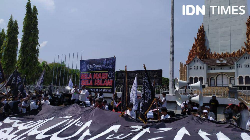 Aliansi umat Islam Sulsel berunjuk rasa di depan Monumen Mandala, Kota Makassar, Senin (2/12). (IDN Times/Sahrul Ramadan)