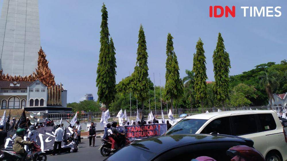 Aliansi Umat Islam Sulsel berunjuk rasa di depan Monumen Mandala, Kota Makassar, Senin (2/12)
