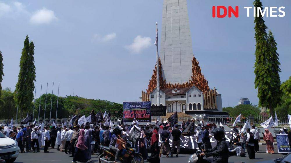 Aliansi Umat Islam Sulsel berunjuk rasa di depan Monumen Mandala, Kota Makassar, Senin (2/12)