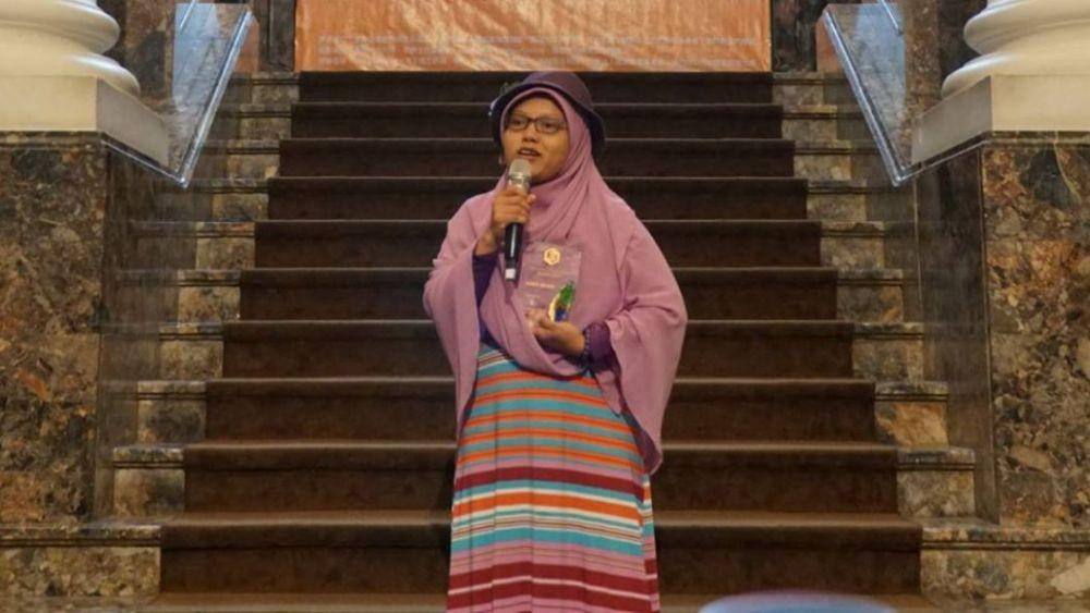 Yuli Riswati, pekerja migran dari Indonesia, saat menerima penghargaan literatur dari Taiwan. Taiwan Literature Award for Migrants via Hong Kong Free Press