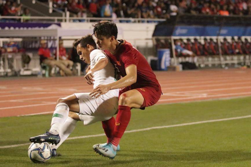 Penyerang Timnas U-22, Egy Maulana Fikri diadang pemain Vietnam dalam laga ketiga Grup B SEA Games, Minggu (1/12). Dok PSSI