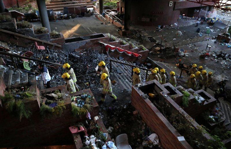 Anggota tim keamanan yang dibuat oleh polisi dan otoritas lokal tiba di gedung kampus untuk menilai dan membersihkan barang yang tidak aman di Hong Kong Polytechnic University di Hong Kong 28 November 2019. ANTARA FOTO/REUTERS/Leah Millis