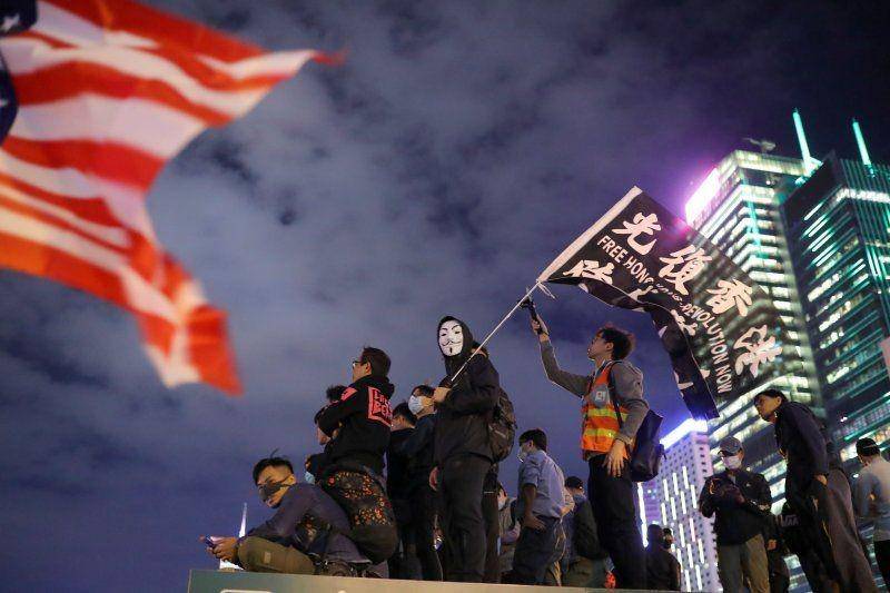Pengunjuk rasa bertopeng membawa bendera saat ia menghadiri perkumpulan di Edinburg Place di Hong Kong, pada 28 November 2019. ANTARA FOTO/REUTERS/Marko Djurica