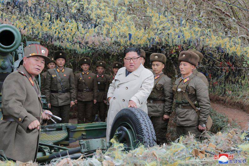 Pemimpin Korea Utara Kim Jong-un mengunjungi posisi pertahanan Changrindo di bagian barat, dalam foto tidak bertanggal yang disiarkan oleh Pusat Agensi Berita Korea Utara (KCNA). ANTARA FOTO/KCNA via REUTERS