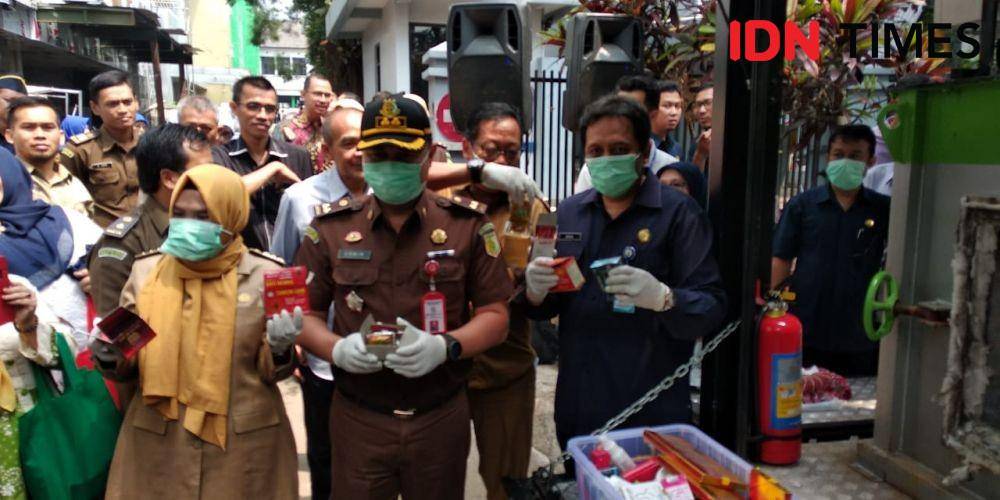 BBPOM Kota Bandung memusnahkan produk ilegal yang dihimpun selama 2019. (IDN Times/Galih Persiana)