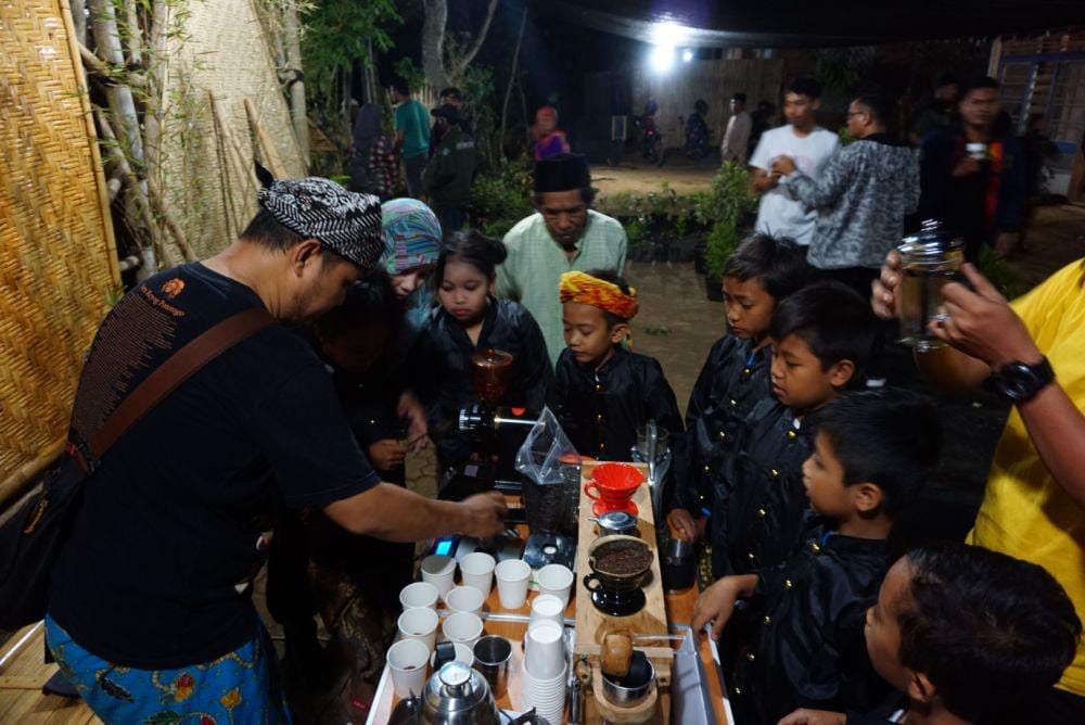 Novian Dharma Saputra (kiri) sedang mengajari cara menyeduh kopi di Kampoeng Batara, Kalipuro Kabupaten Banyuwangi. IDN Times/Mohamad Ulil Albab