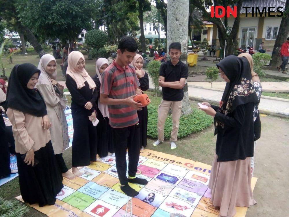 PIK Syahada mengajak bermain ular tangga peringati Hari AIDS Sedunia (IDN Times/Indah Permata Sari)