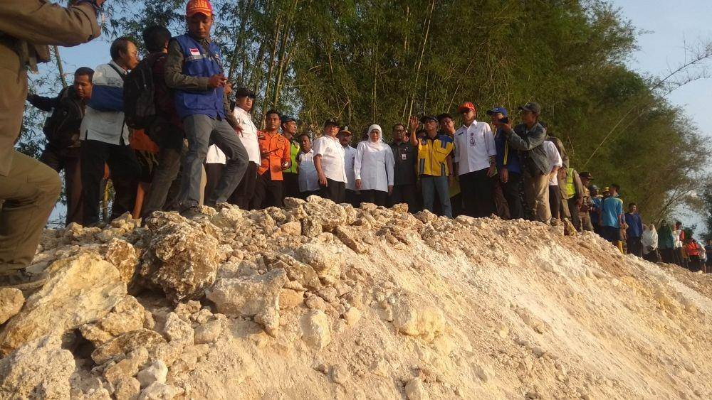 Gubernur Jawa Timur (Jatim), Khofifah Indar Parawansa saat meninjau Tanggul Bengawan Solo yang jebol di Desa Sembungrejo, Kecamatan Plumpang, Kabupaten Tuban. IDN Times/Imron