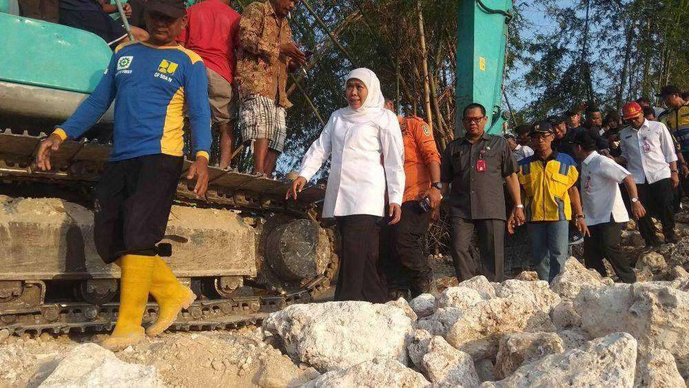 Gubernur Jawa Timur (Jatim), Khofifah Indar Parawansa saat meninjau Tanggul Bengawan Solo yang jebol di Desa Sembungrejo, Kecamatan Plumpang, Kabupaten Tuban. IDN Times/Imron