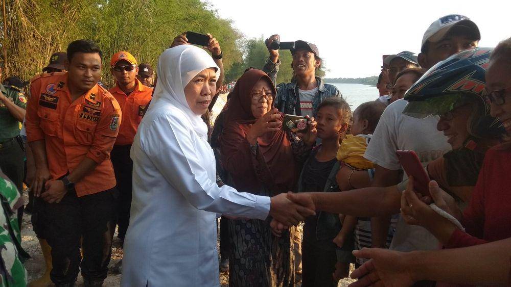 Gubernur Jatim Khofifah Indar Parawansa, bersalaman dengan sejumlah warga. IDN Times/Imron
