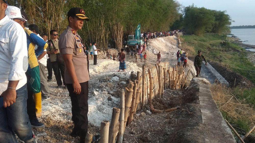 Tanggul Bengawan Solo jebol di Desa Sembungrejo, Kecamatan Plumpang, Kabupaten Tuban. IDN Times/ Imron