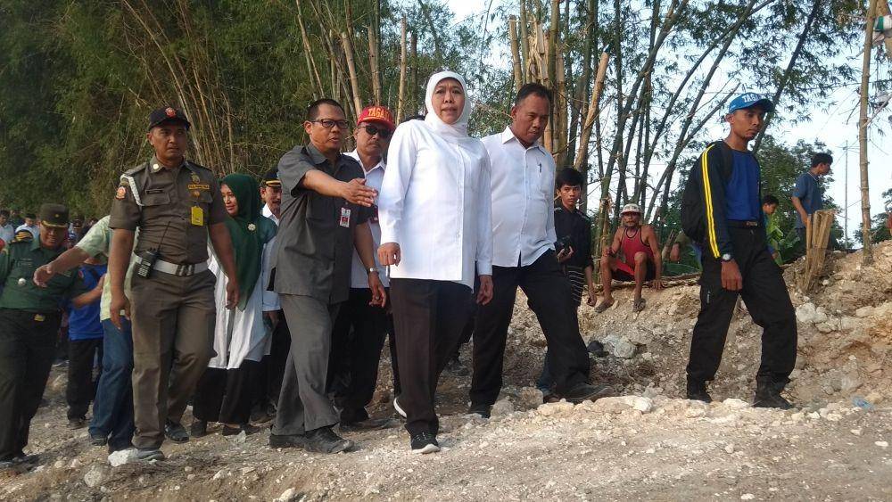 Gubernur Jawa Timur (Jatim), Khofifah Indar Parawansa saat meninjau Tanggul Bengawan Solo yang jebol di Desa Sembungrejo, Kecamatan Plumpang, Kabupaten Tuban. IDN Times/Imron