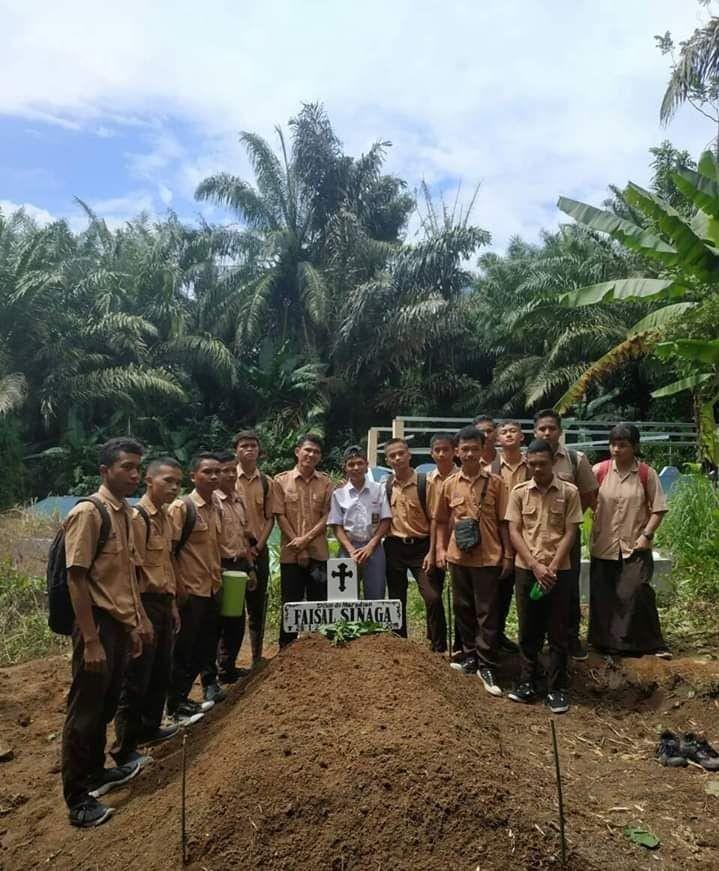 Teman-teman Faisal saat datang ke makam Faisal Sinaga (Dok.IDN Times/istimewa)