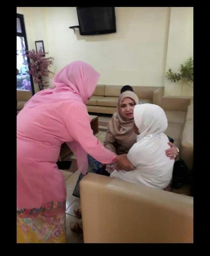 (Orang tua korban yang shock mendengar kabar kematian anaknya) Dok. Istimewa