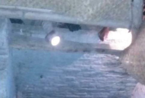 Ilustrasi teman korban memberi penerangan dari lubang lantai musala yang jebol saat proses evakuasi korban. IDN Times/Istimewa