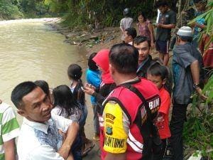 Warga saat mengetahui ada penemuan mayat di Sungai (Dok.IDN Times/istimewa)