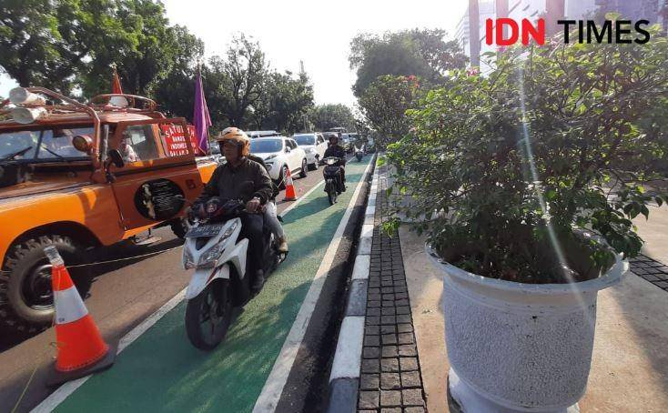 Jalur sepeda dijajah pemotor akibat jalan depan Balai Kota Jakarta jadi parkiran Reuni 212, Aryodamar/IDN Times