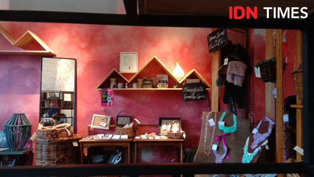 Produk-produk yang dipamerkan di Pop Up Store vol 2 (IDN Times/Indah Permata Sari)