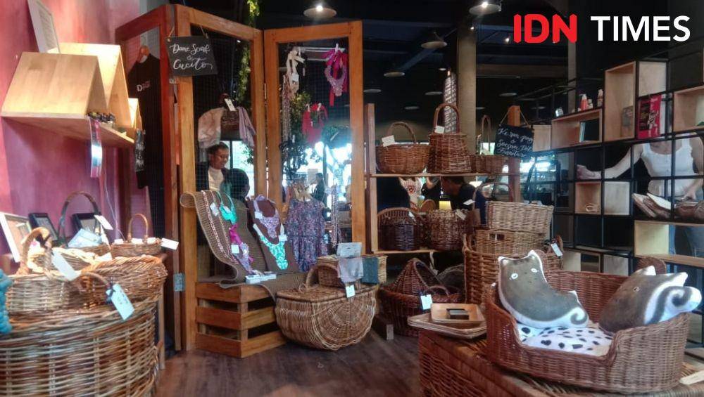 Produk-produk yang dipamerkan di Pop Up Store vol 2 (IDN Times/Indah Permata Sari)