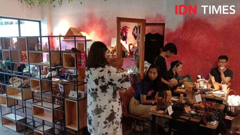 Produk-produk yang dipamerkan di Pop Up Store vol 2 (IDN Times/Indah Permata Sari)