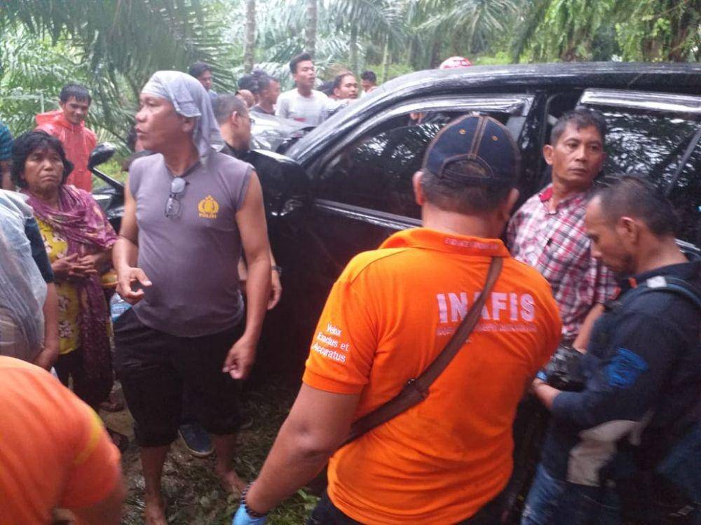 Polisi saat memeriksa mobil mendiang Hakim PN Medan Jamaluddin (Dok.IDN Times/istimewa)