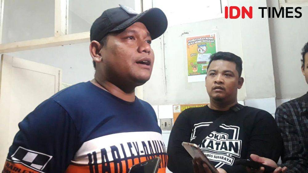 Kasatreskoba Polrestabes Surabaya Kompol Memo Ardian (kiri) saat memberikan konfirmasi di ruang jenazah RSUD dr. Soetomo, Senin dini hari (2/12). IDN Times/Fitria Madia