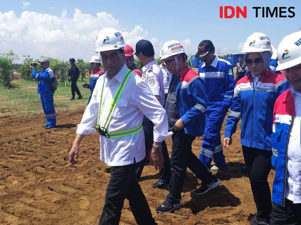 (Menhub Budi Karya didampingi Dirut Pertamina Nicke Widyawati saat meninjau lokasi Megaproyek GRR Tuban, Sabtu (30/11)) IDN Times/Dwifantya Aquina