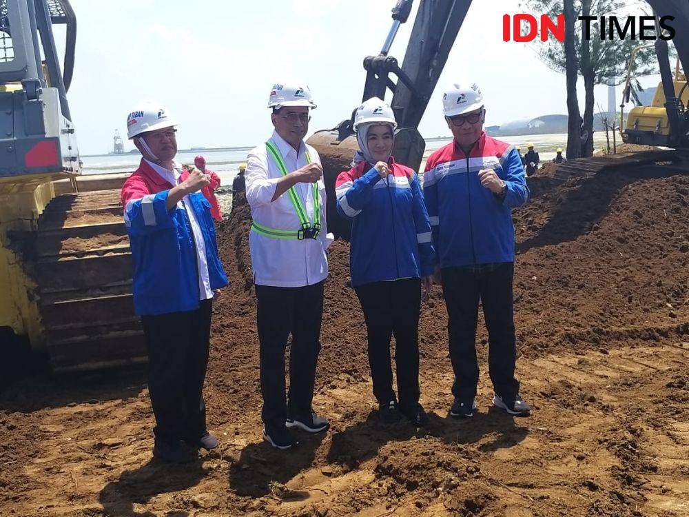 (Menhub Budi Karya didampingi Dirut Pertamina Nicke Widyawati saat meninjau lokasi Megaproyek GRR Tuban, Sabtu (30/11)) IDN Times/Dwifantya Aquina