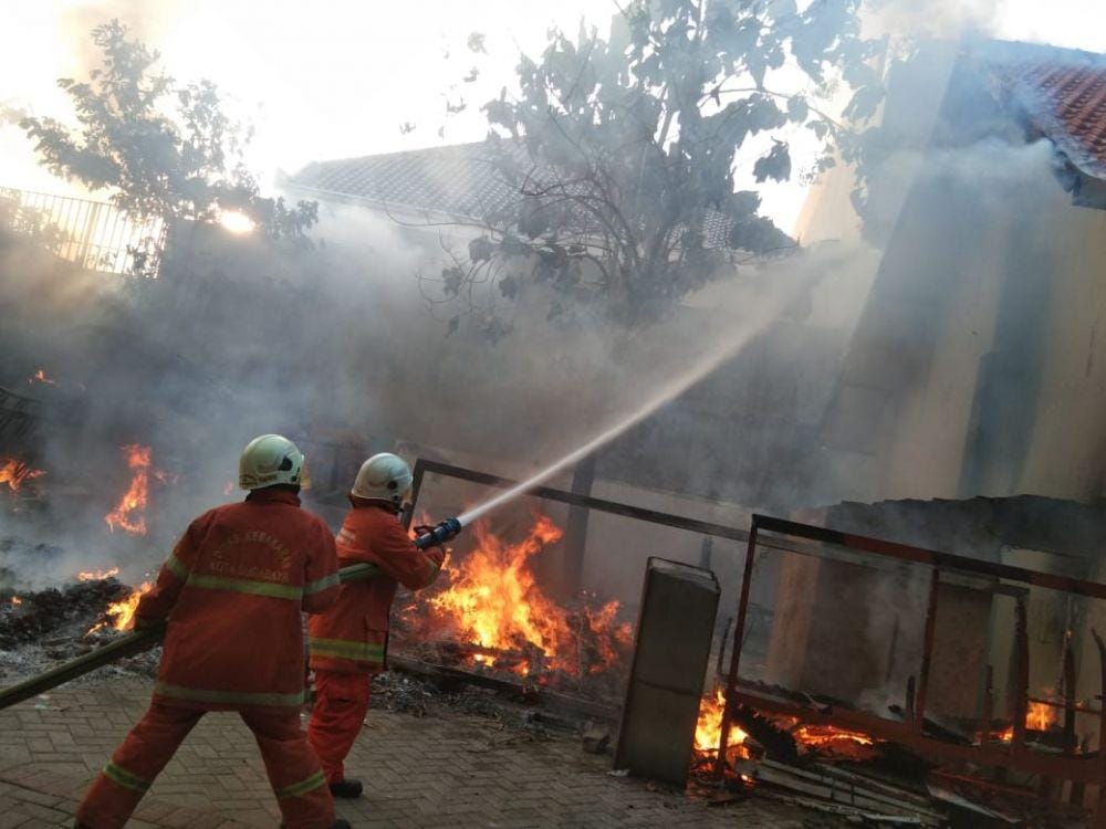 Petugas PMK Kota Surabaya berusaha memadamkan api. Ilustrasi petugas pemadam berusaha padamkan api. Dok. Dinas Pemadam Kebakaran Kota Surabaya