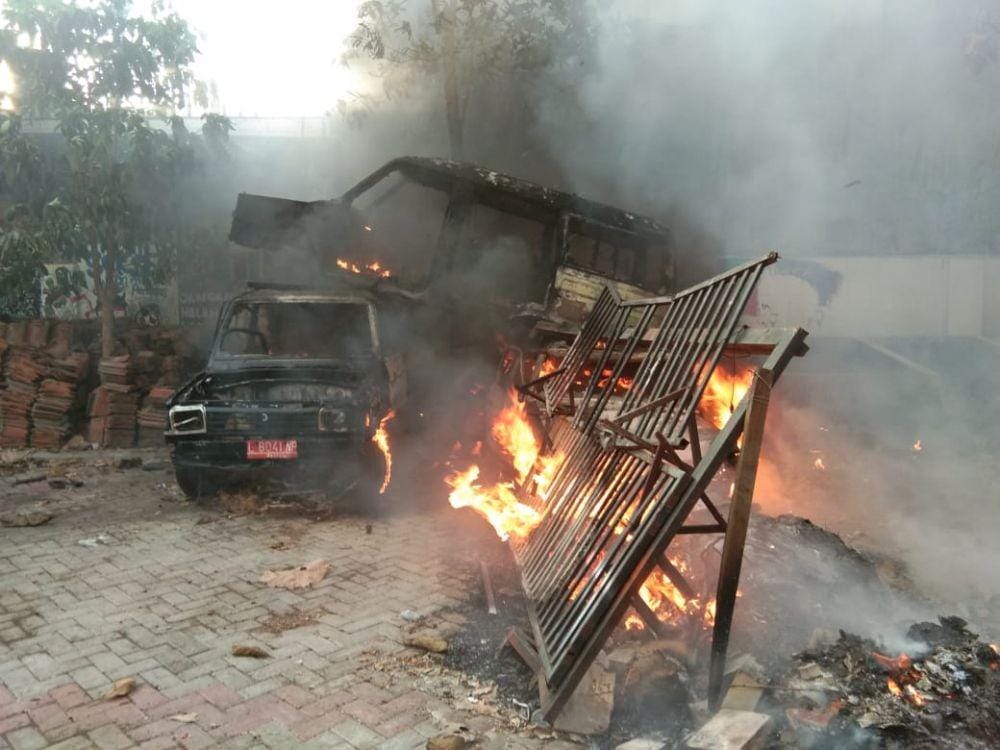 Api melalap mobil dan sebagian bangunan SMKN 2 Surabaya, Minggu (1/12). Dok. Dinas Pemadam Kebakaran Kota Surabaya