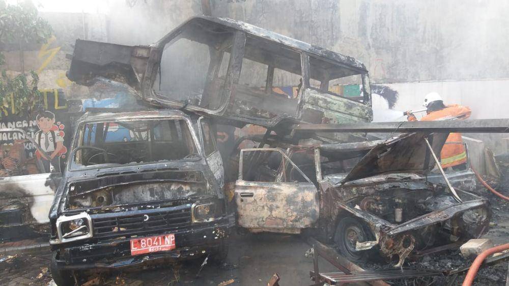 Kondisi mobil praktikum di SMKN 2 Surabaya yang dilalap api, Minggu (1/12). Dok. Dinas Pemadam Kebakaran Kota Surabaya