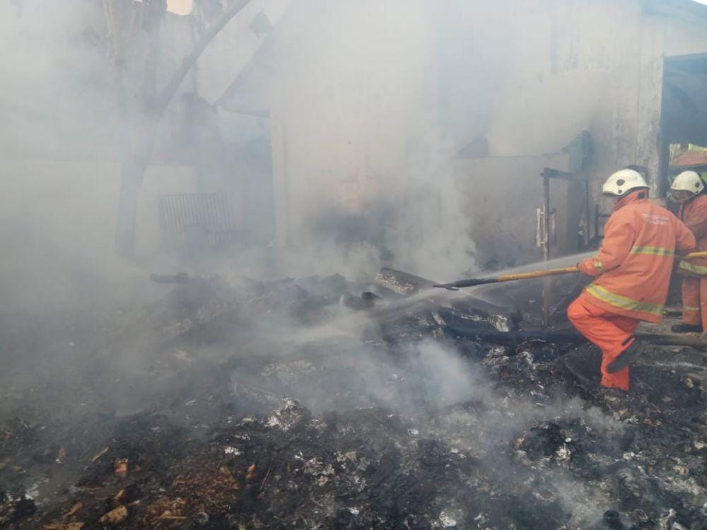 Petugas PMK berusaha memadamkan api yang membakar sebagian bangunan SMKN 2 Surabaya, Minggu (1/12). Dok. Dinas Pemadam Kebakaran Kota Surabaya