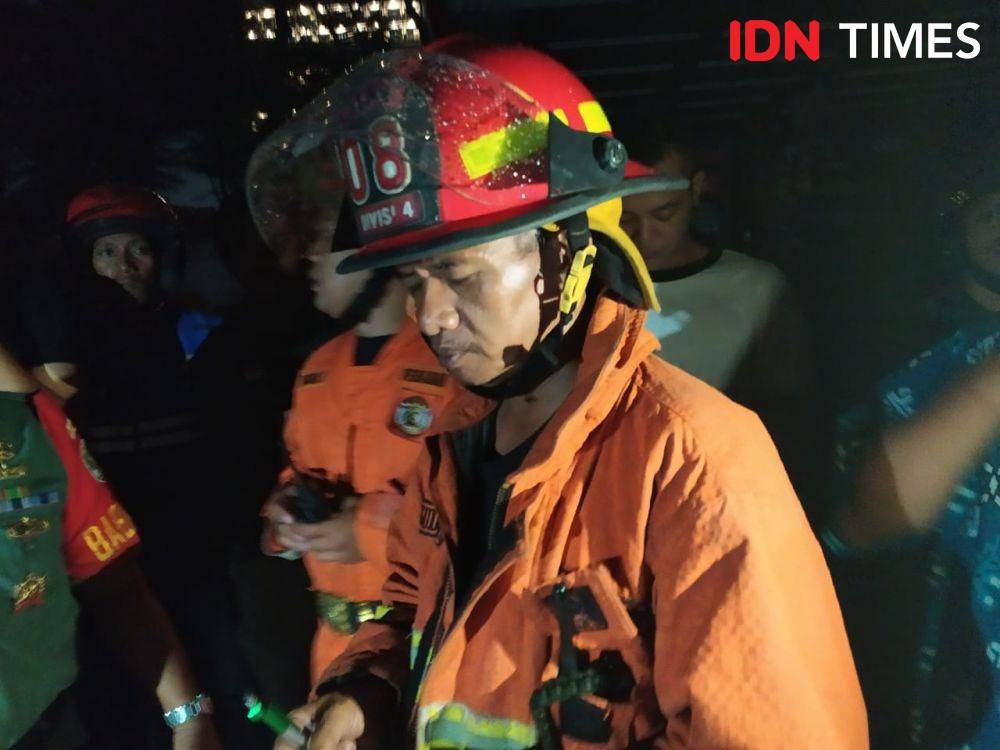 (Petugas pemadam kebakaran Jakarta Selatan saat memadamkan api di SPBU MT Haryono) IDN Times/Aldzah Fathimah Aditya